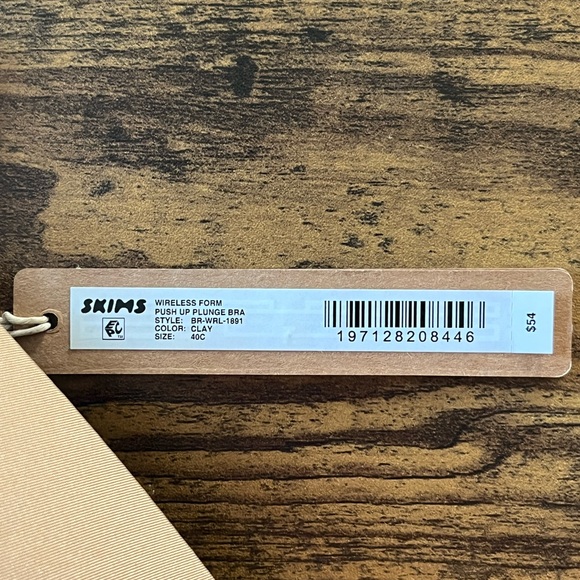 SKIMS Wireless Form Push Up Plunge Bra Clay Tan Size 40C New - Picture 14 of 15